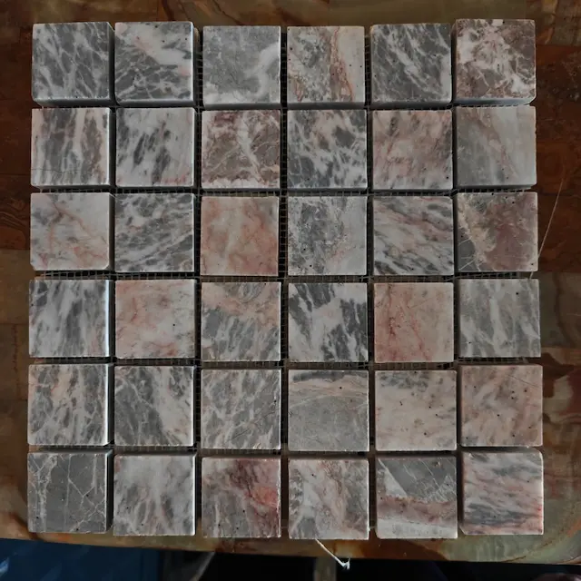 Mosaico de mármol rosa